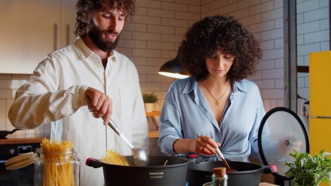 Garnek do zapiekania z odlewu aluminiowego z pokrywką Taurus Great Moments 28cm KCK3028L