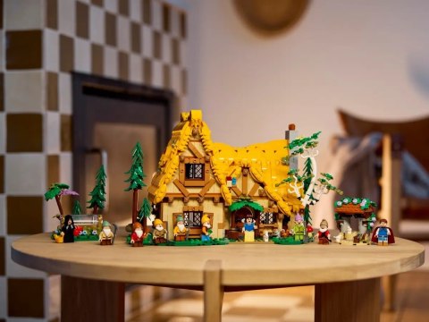 LEGO Disney 43242 Chatka Królewny Śnieżki i siedmiu krasnoludków