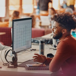 Słuchawki Poly Voyager Focus 2-M USB-C-C Headset USB-C/A Adapter Charging Stand No localization Retail Packaging